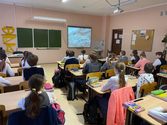 ученики 4 класса смотрят фильм о Сталинградской битве