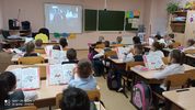 дети смотрят видео про Холокост
