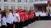 Ученики школы стоят на митинге ко Дню Победы