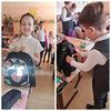 Дети держат рюкзаки со световозвращающими элементами