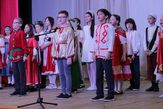 дети поют в национальных костюмах